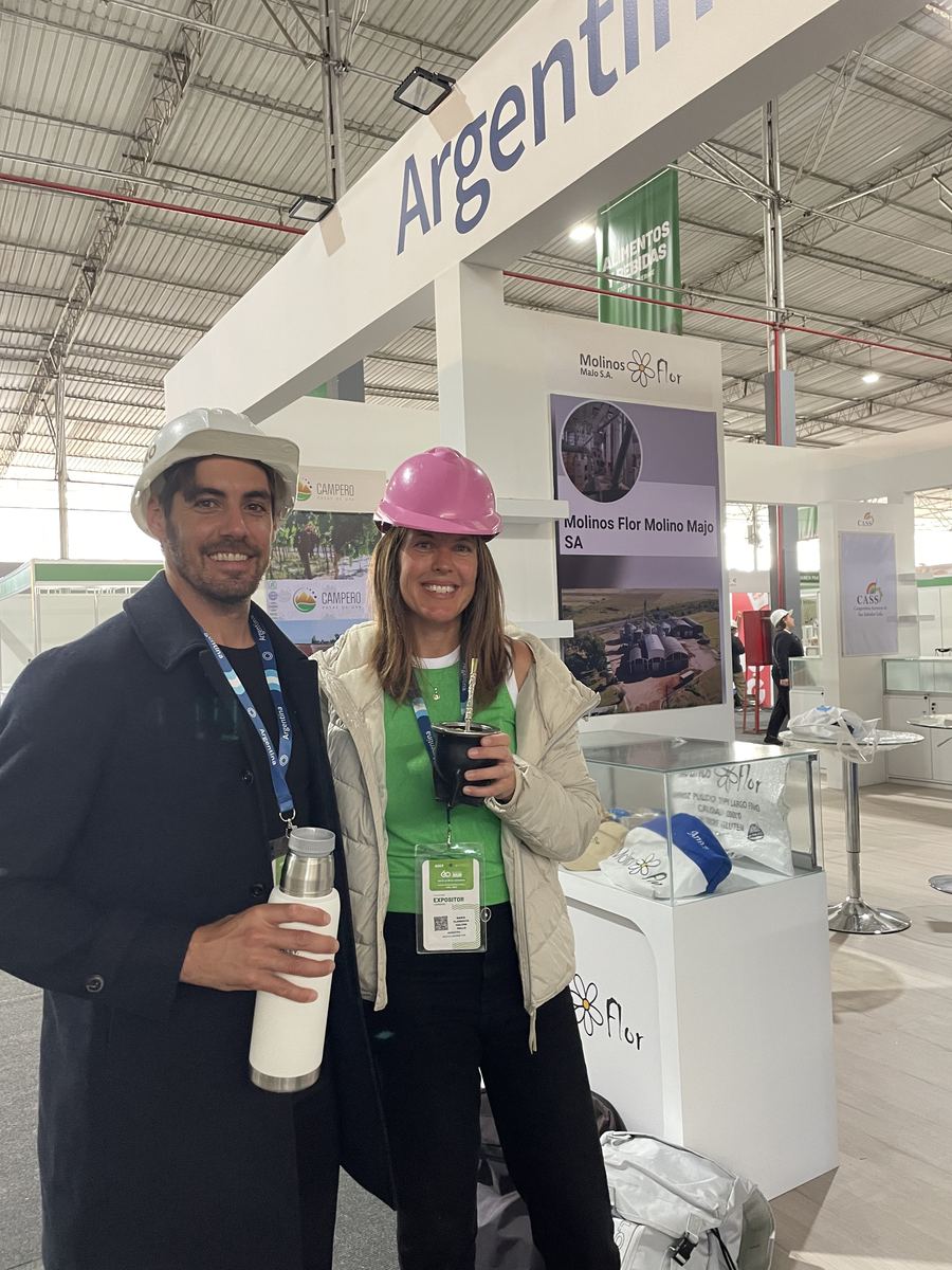 Equipo de Molinos Flor en feria internacional